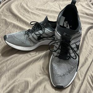 Nike air tennis shoes size 11